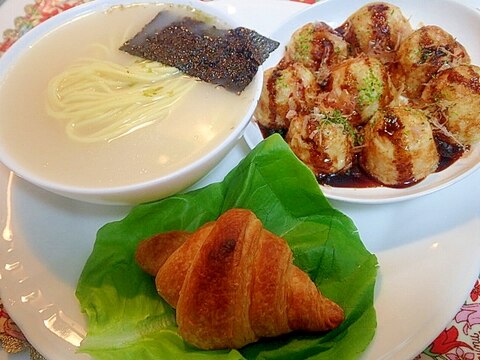 とんこつラーメンとタコ焼きとクロワッサンのワンプレ